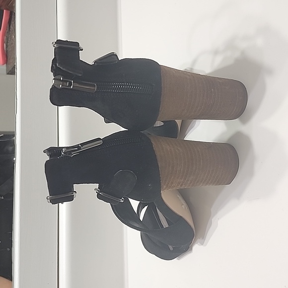 Carlos Santana strappy suede chunky heel. Size 8. Worn once. - Picture 2 of 3